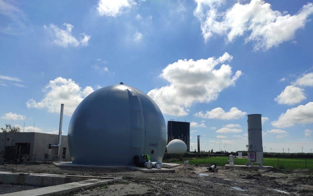 Gasométro y antorcha por planta de biogas